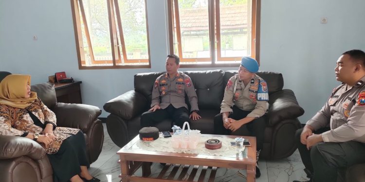 Tingkatkan Koordinasi Tiga Pilar, Polsek Bandung Gelar Sambang dan Dialogis di Kantor Desa Suruhan Lor