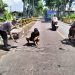 Patroli Harkamtibmas Polsek Gondang Temukan Jalan Berlubang, Langsung Lakukan Penanganan Darurat