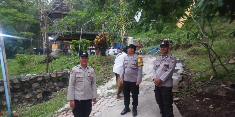 Polsek Boyolangu Lakukan Pengamanan Persembahyangan Hari Raya Galungan dan Kuningan di Pura Penataran Luhur Candi Dadi