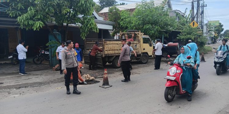Polsek Sumbergempol Tindaklanjuti Dumas, Bersama Dinas PU Lakukan Penambalan Jalan Berlubang di Desa Wates