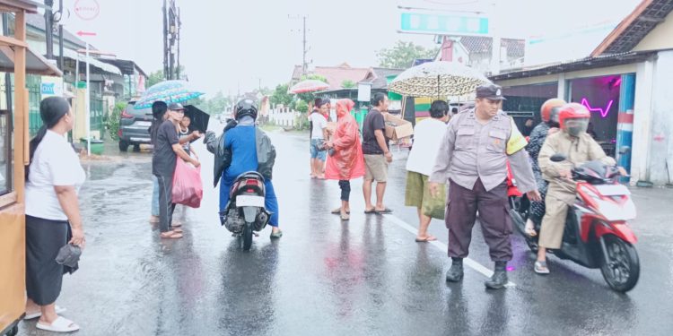 Polsek Kalangbret Laksanakan PAM Bagi Takjil dan Patroli Harkamtibmas