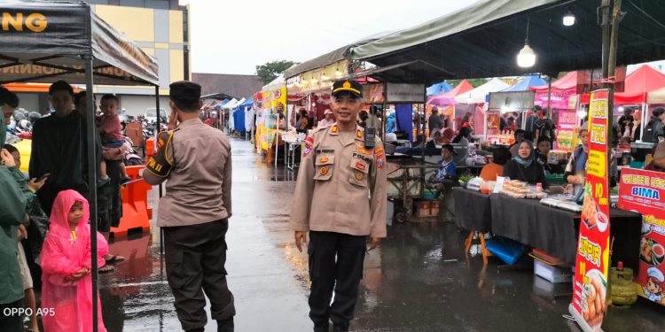 Kijang 02 Polsek Tulungagung Kota Patroli Cegah Gangguan Kamtibmas di Bazar UMKM Gor Lembupeteng