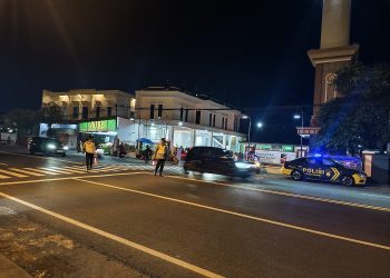 Polsek Ngantru Laksanakan Gatur Lalin dan PAM Sholat Tarawih di Masjid Al Ishlah