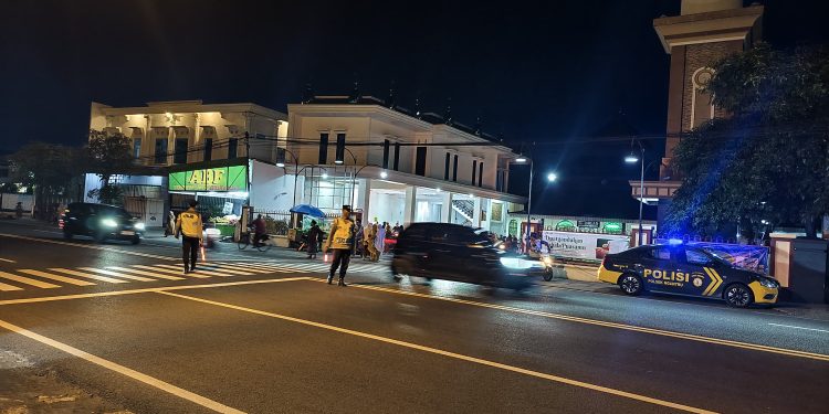 Polsek Ngantru Laksanakan Gatur Lalin dan PAM Sholat Tarawih di Masjid Al Ishlah