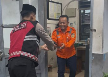 Semarak Ramadan, Sat Samapta Polres Tulungagung Bagikan Takjil kepada Masyarakat
