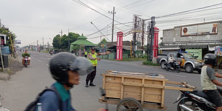 Pos Pagi Polsek Rejotangan, Bantu Penyeberangan dan Atur Lalu Lintas