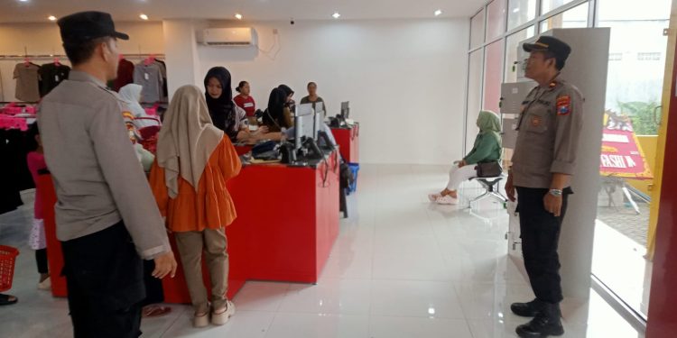 Antisipasi Lonjakan Pengunjung Ramadan, Polsek Kalangbret Patroli di Pusat Perbelanjaan
