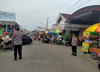 Jelang Buka Puasa, Polsek Pakel Intensifkan Patroli di Sekitar Pasar Ngrance