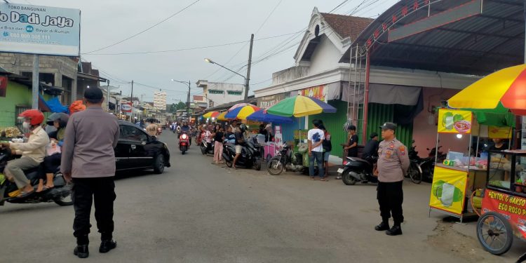 Jelang Buka Puasa, Polsek Pakel Intensifkan Patroli di Sekitar Pasar Ngrance