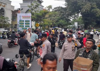 Polsek Tulungagung Kota Laksanakan Pengamanan Pembagian Takjil dan Kegiatan Kultum di Masjid Al-Munawar